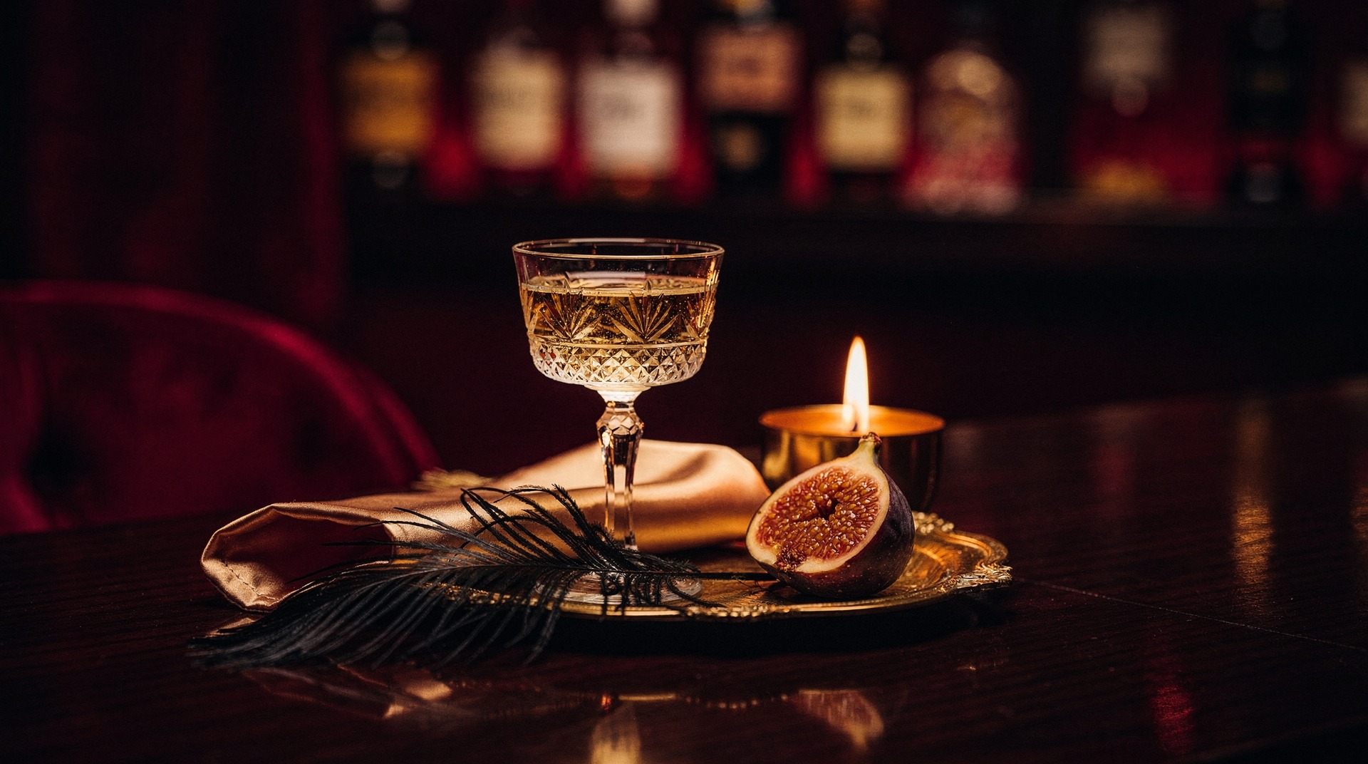 Coupe and figs on the bar